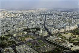 Image du Maroc Professionnelle de  La plus importante Place administrative de Casablanca se nome "Place Mohammed V" en hommage au Roi libérateur du pays, à la place d’honneur la wilaya de la ville reconnaissable à sa tour et à sa gauche le Tribunal de Première Instance de Casablanca cette photographie d'Août 1988 bien avant la disparition de l'ancienne fontaine lumineuse et musicale qui était la plus importante attraction du centre ville de la cité blanche. Jeudi 10 Novembre 1988. (Photo / Abdeljalil Bounhar) 